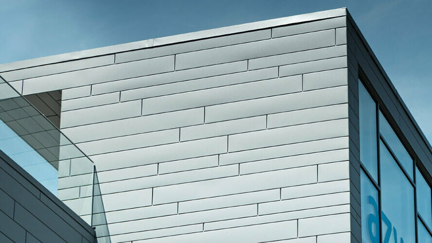 På denna ytterfasad har PREFA fasadpaneler i P.10 ljusgrå lagts i en kombination av olika längder och bredder.