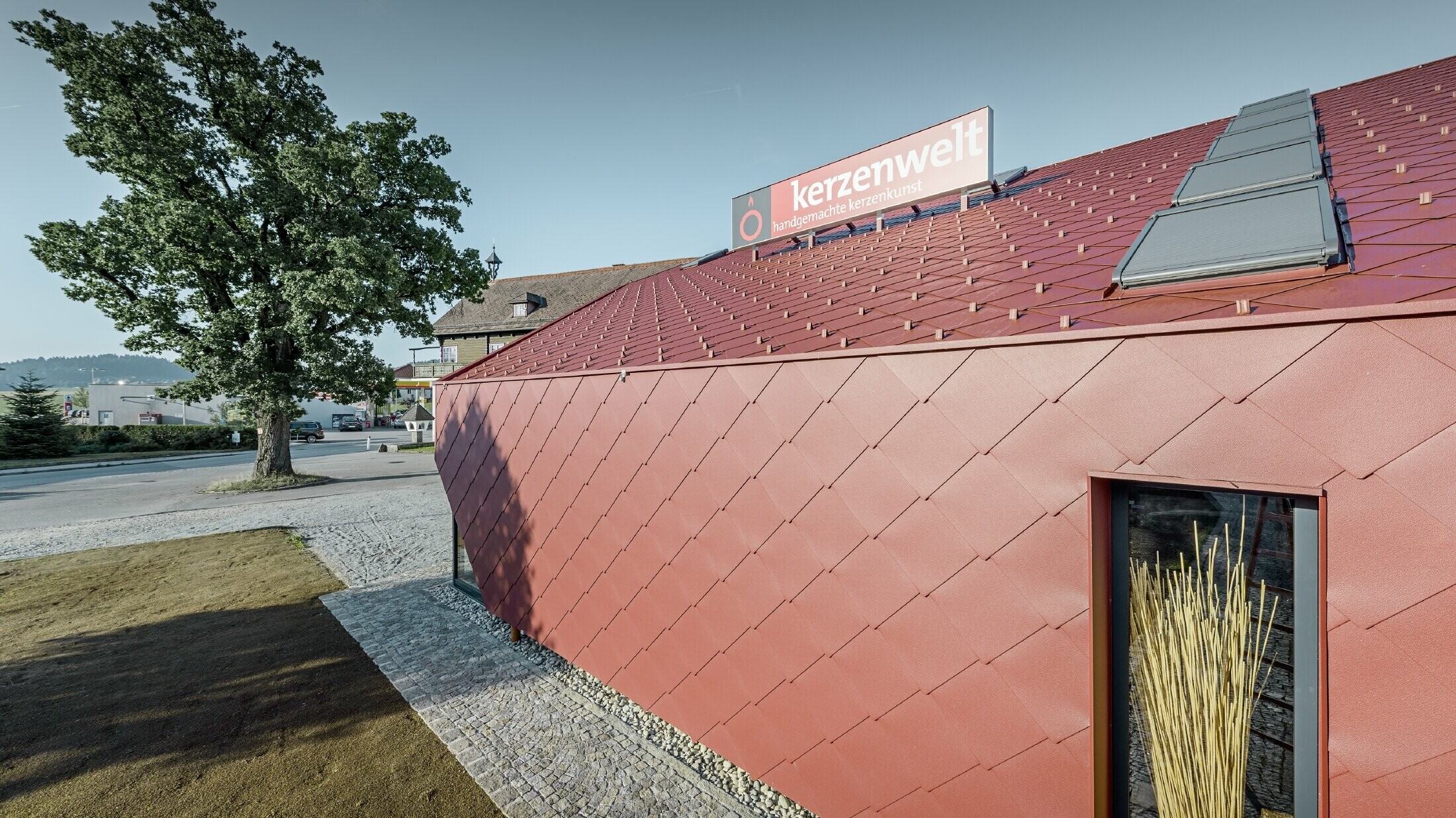 Kerzenwelt i Schlägl täcktes helt med romber från PREFA. Tak och fasadbeklädnad utfördes med romber 44 × 44 i oxidrött.