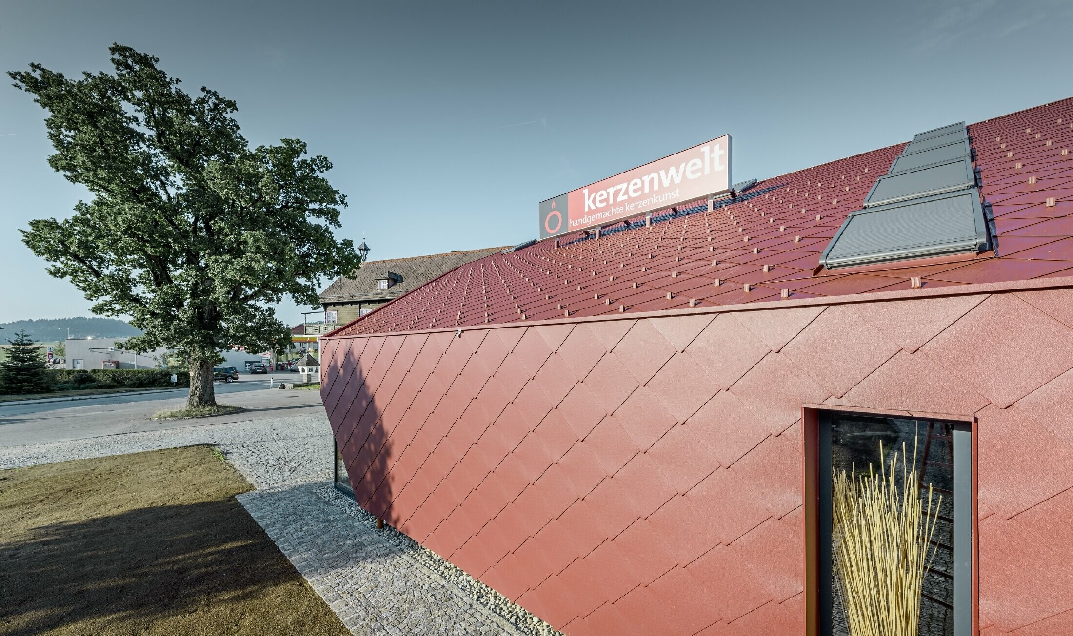 Kerzenwelt i Schlägl täcktes helt med romber från PREFA. Tak och fasadbeklädnad utfördes med romber 44 × 44 i oxidrött.