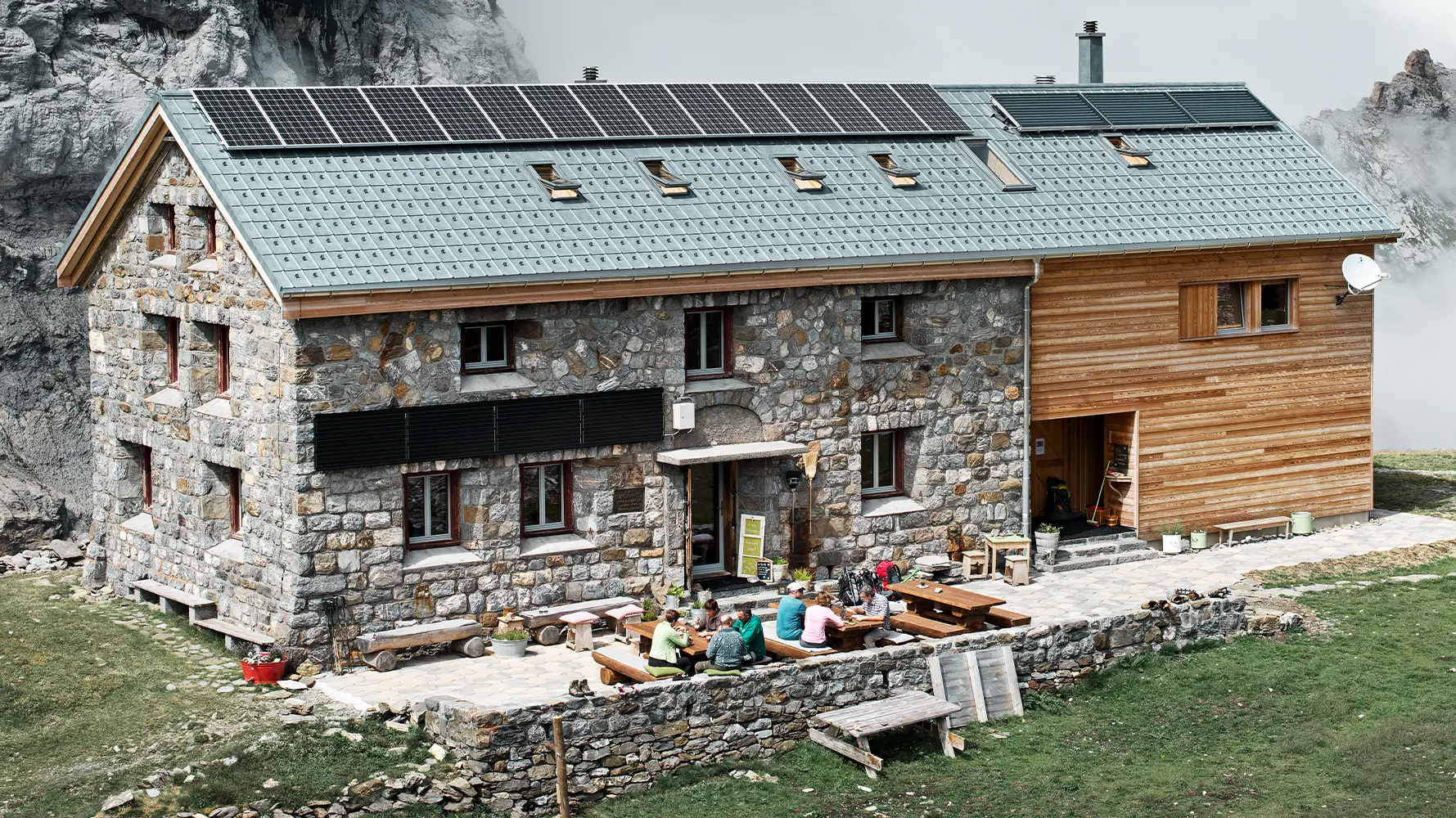 Den schweiziska Claridenhütte ligger på över 2000 meters höjd och täcktes med PREFA takplatta i P.10 stengrå