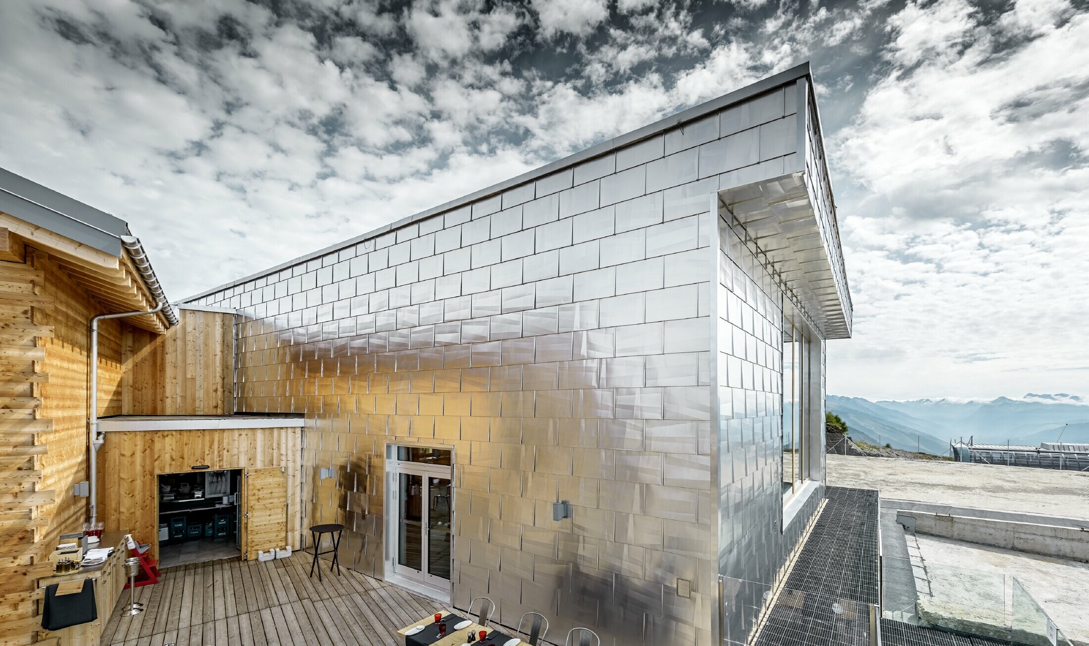 Skimrande aluminiumfasad i naturligt blank på Cry D'Er Club d'Altitude i Schweiz. Fasaden återspeglar det underbara panoramat om 360 °.