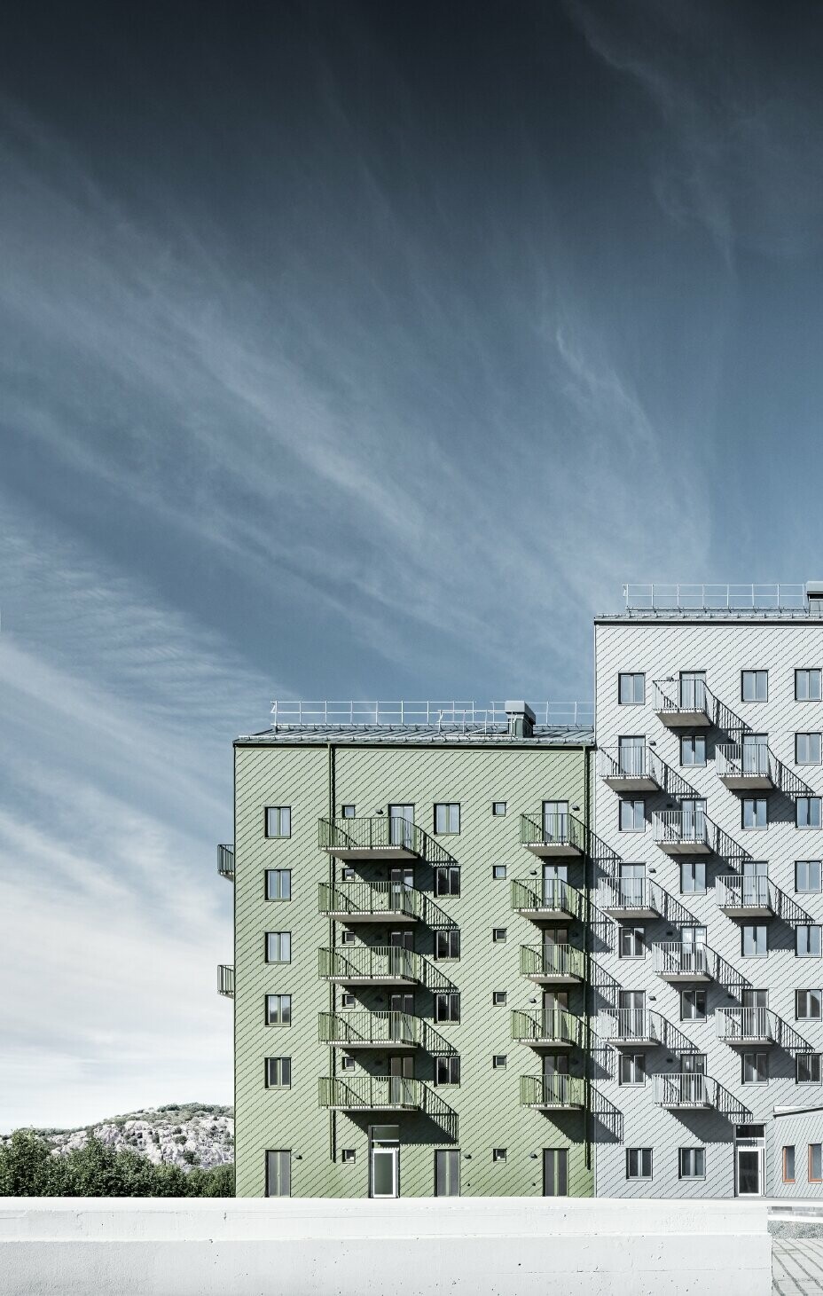 Flera bostadshus med PREFA väggromber 29 × 29 i färgerna tegelrött, olivgrönt och ljusgrått i Göteborg