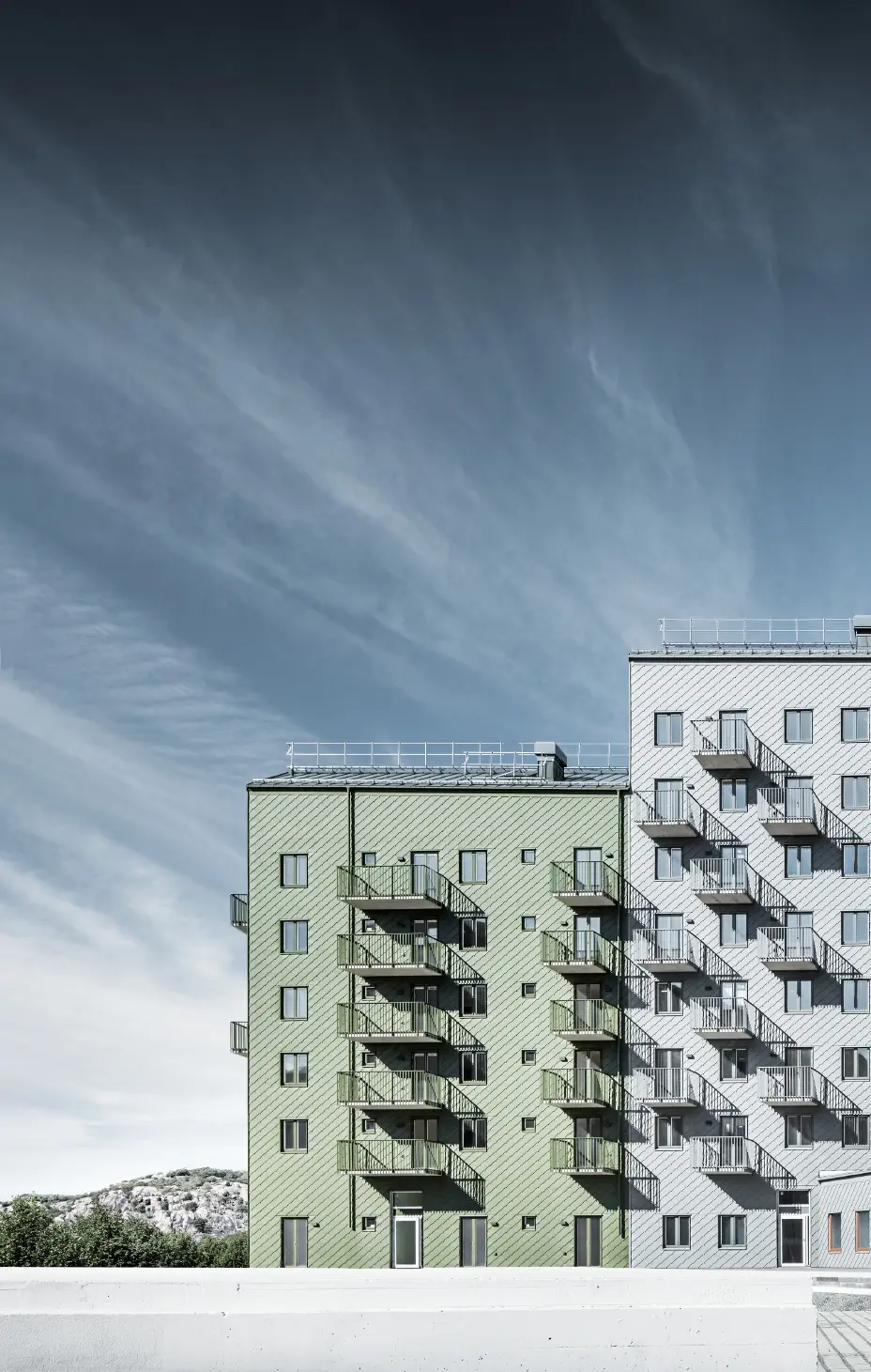 Flera bostadshus med PREFA väggromber 29 × 29 i färgerna tegelrött, olivgrönt och ljusgrått i Göteborg