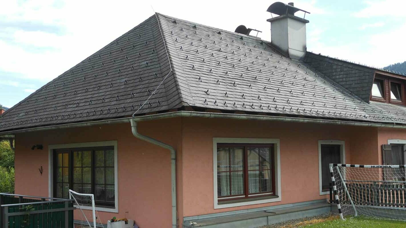 Valmat tak innan takrenovering av ett hus med takkupa med PREFA takshingel
