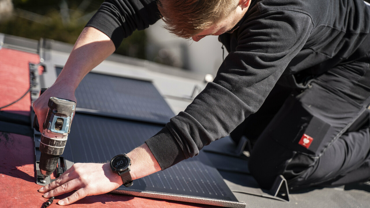 En PREFA-medarbetare vid monteringen av solar takplatten.