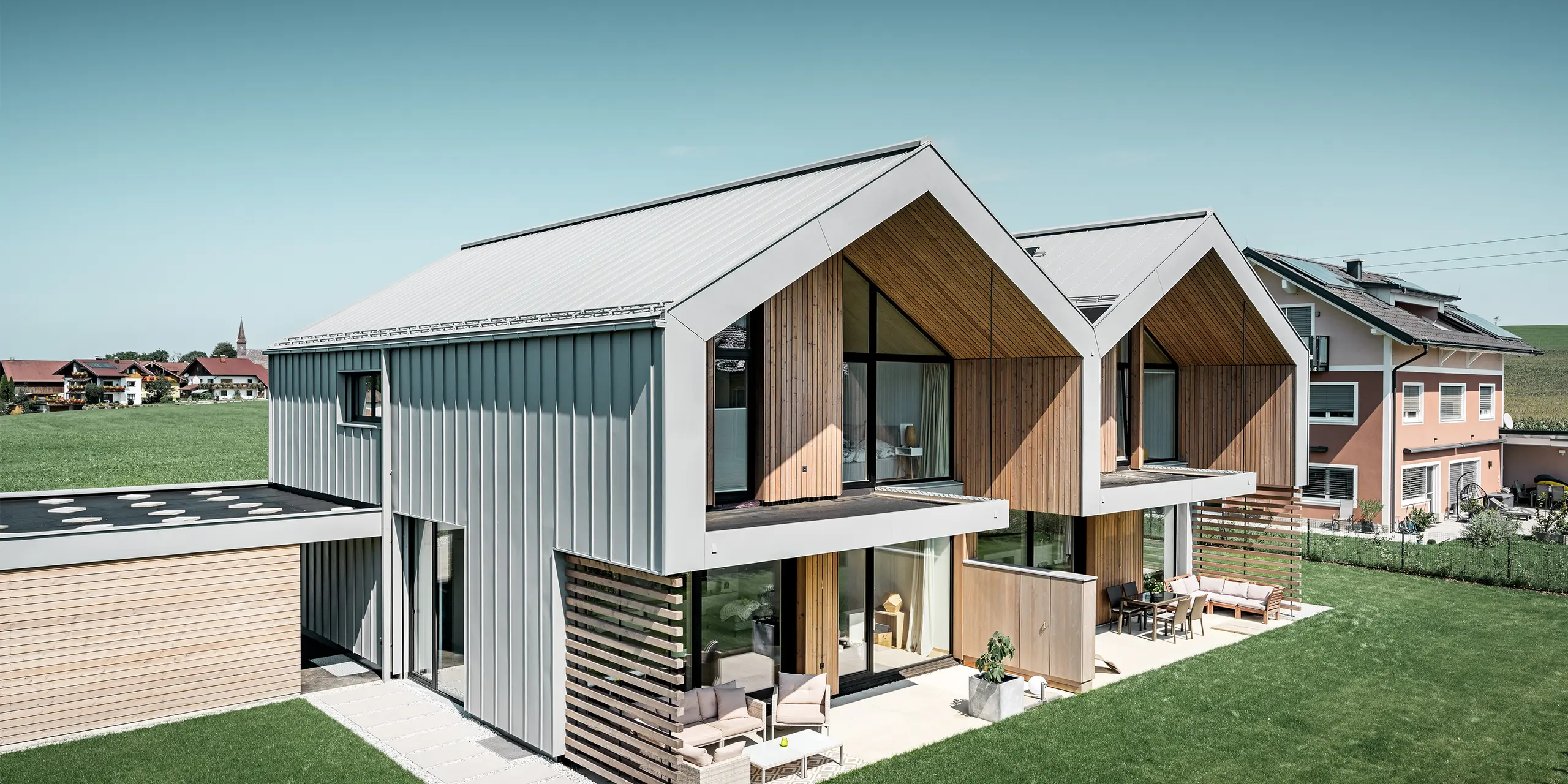 moderna parhus med PREFALZ byggnadsskal, tak och fasad är klädda med PREFALZ i patinagrått inklusive fyrkantsrör