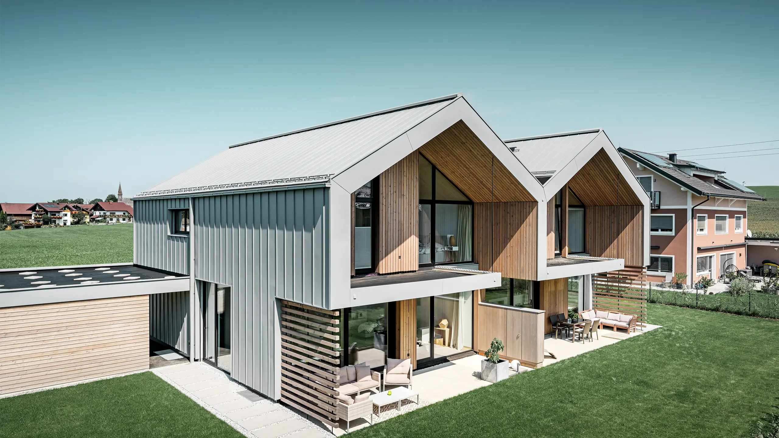 moderna parhus med PREFALZ byggnadsskal, tak och fasad är klädda med PREFALZ i patinagrått inklusive fyrkantsrör