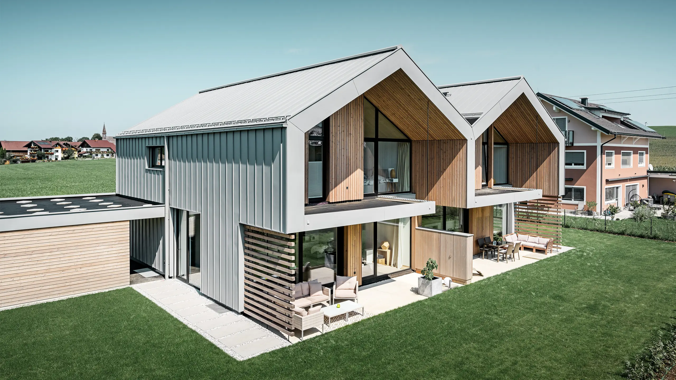 moderna parhus med PREFALZ byggnadsskal, tak och fasad är klädda med PREFALZ i patinagrått inklusive fyrkantsrör
