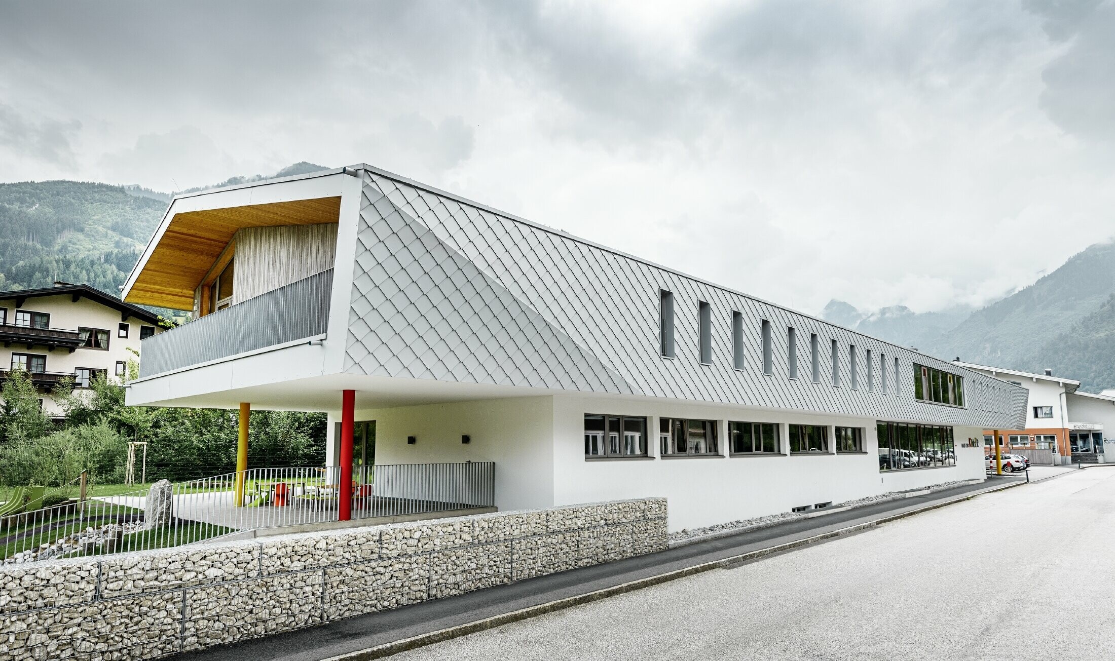 nybyggd förskola i Kaprun med en modern aluminiumfasad med väggromber från PREFA i prefavitt