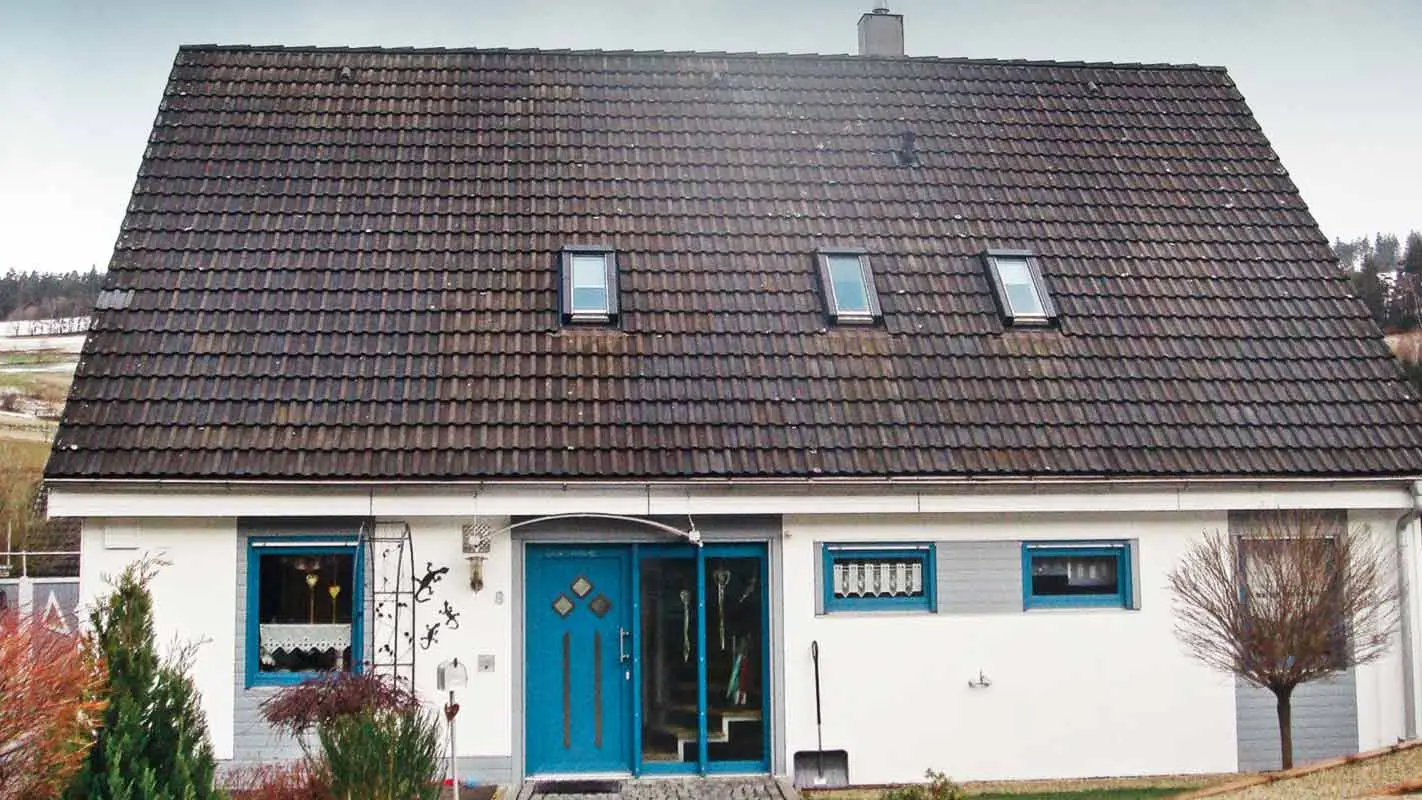 Innan takrenoveringen med PREFA FX.12 takpanel i P.10 antracit