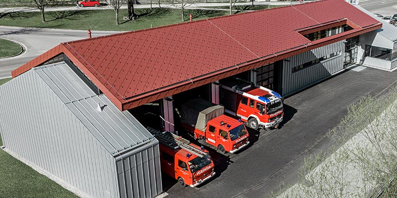 Brandstationen i PREFA-bolaget i Marktl med rött taktak och stående sömmak och fasad i silvermetall. Mer information om eldklasserna finns här. 