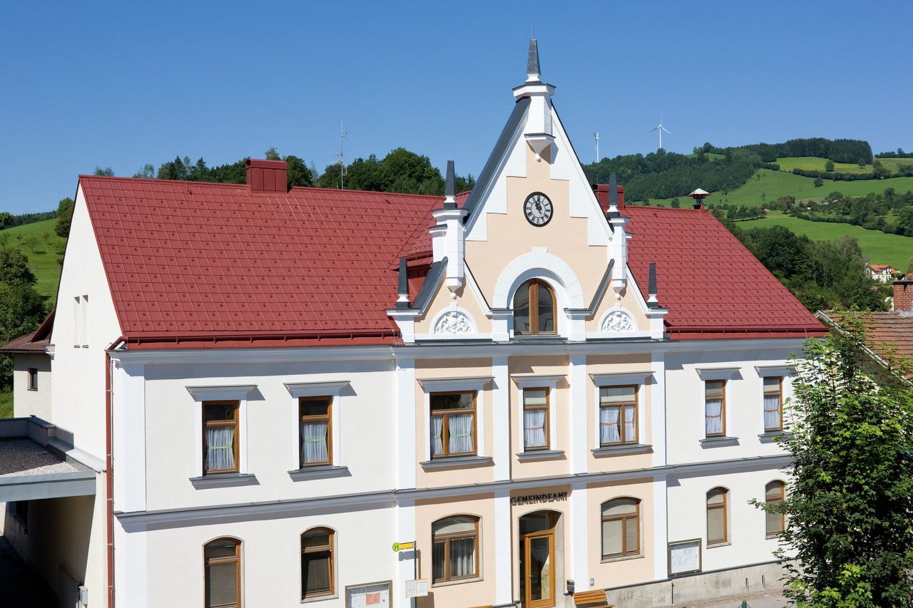 Kommunhus i Traisen täckt med PREFA takplatta och PREFA fotränna