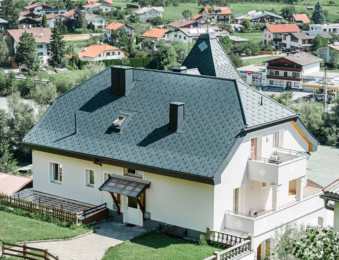 PREFA takromb 44 × 44 antracit referens Halvvalmat tak med ett torn, med aluminium takromber 44 × 44 i antracit.