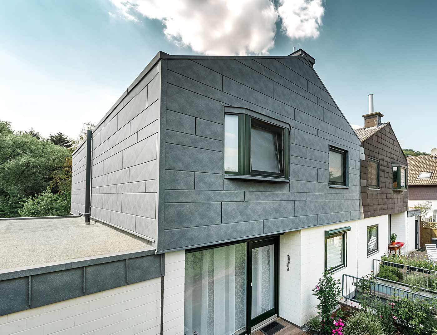 Fasadrenovering med den nya PREFA fasadpanelen Siding.X i stengrått.