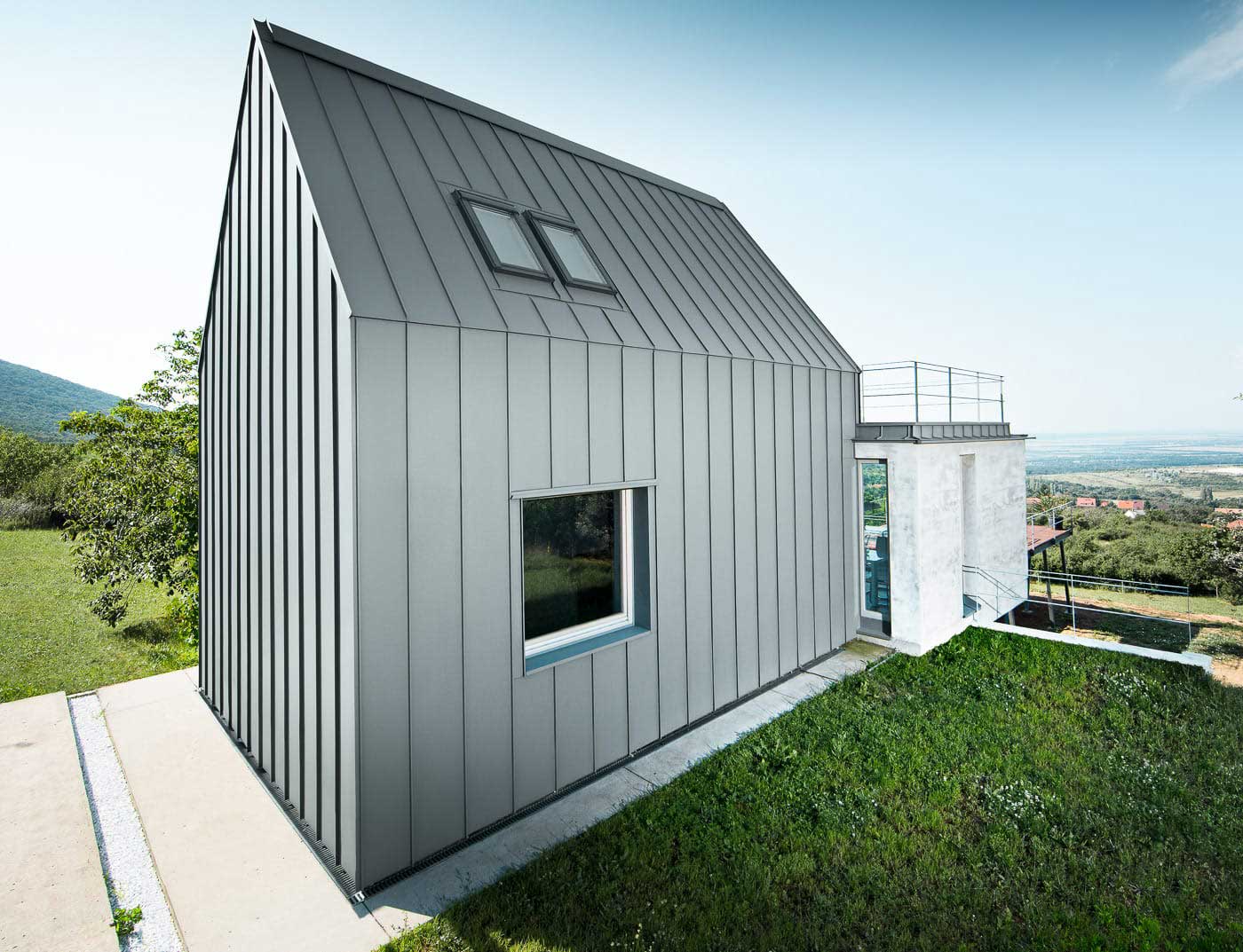 Referensobjekt PREFA Fasadsystem Fasadsystem Prefalz ® 07 P.10 ljusgrå