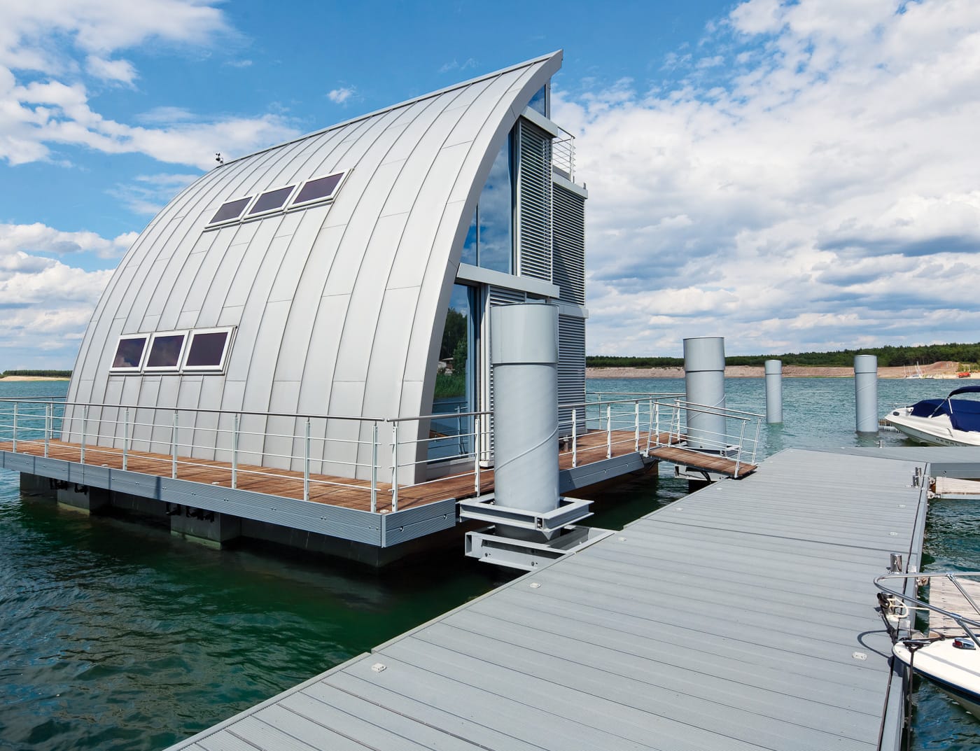 Referensobjekt PREFA Fasadsystem Fasadsystem Prefalz ® 12 silvermetallic